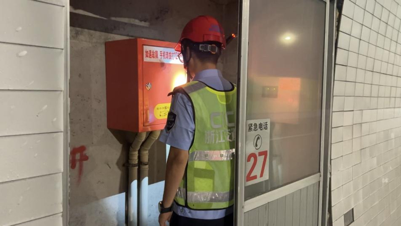 李杰檢查緊急電話。沈嘉寧攝