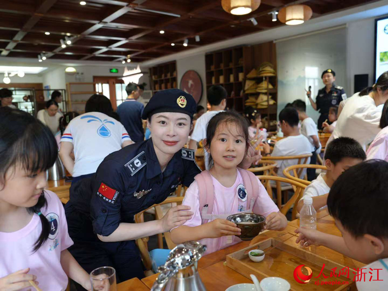 “小萌管”體驗點茶文化。人民網記者 張帆攝