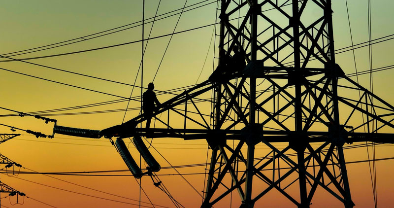 建元集團一線施工員工正加緊開展放線作業。張小紅攝