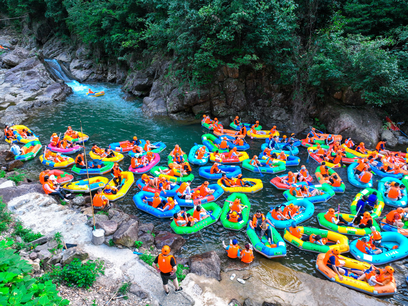 安吉龍王山漂流吸引眾多游客前來體驗。殷興華攝
