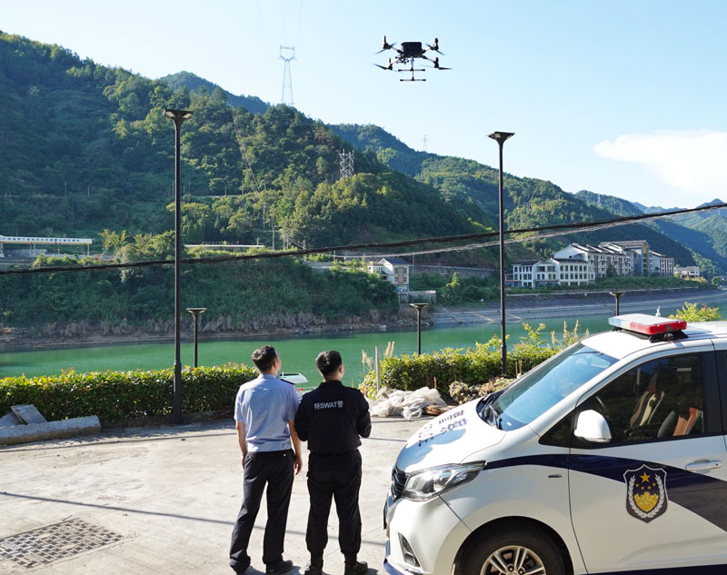 在水域開展空中巡查。沈鴻攝