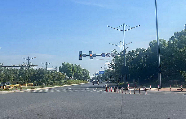 北辰路與天明路路口的紅綠燈已經完成建設。嘉興南湖區大橋鎮供圖