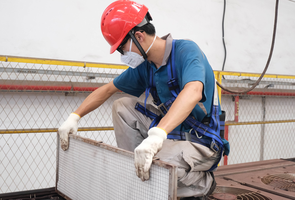 地鐵車輛檢修員正在為列車更換空調濾棉。程欣攝