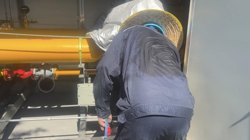 汗水濕透工作服。沈嘉寧攝