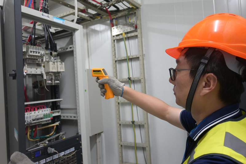 蔡曉康在對機房設備進行測溫。劉卓爾攝