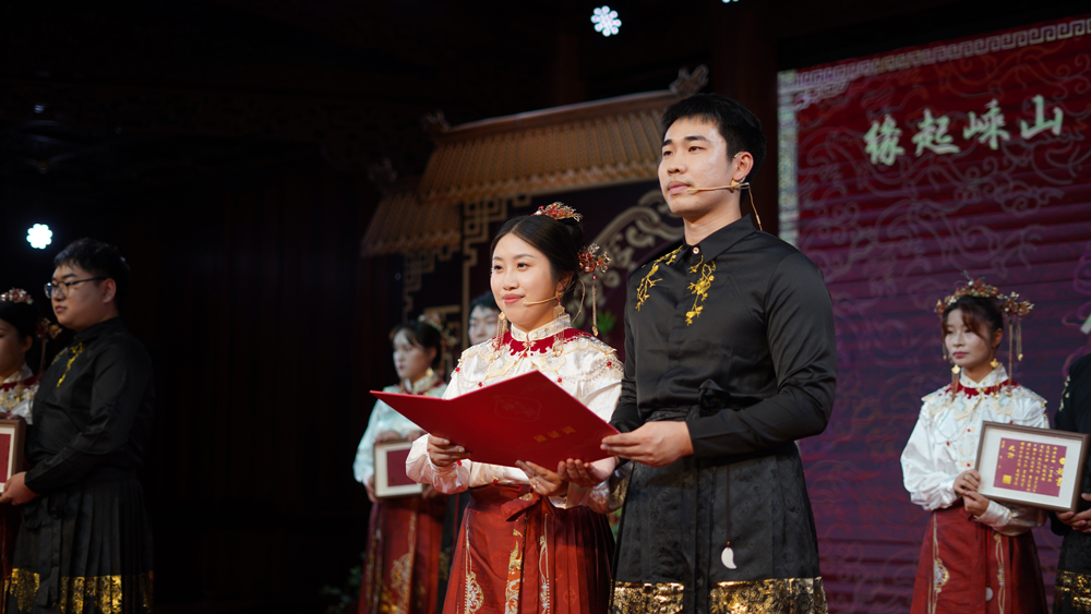 8月10日，嵊州市越劇小鎮里舉辦了一場“緣起嵊山·情定剡水”國風集體婚禮。嵊州市委宣傳部供圖