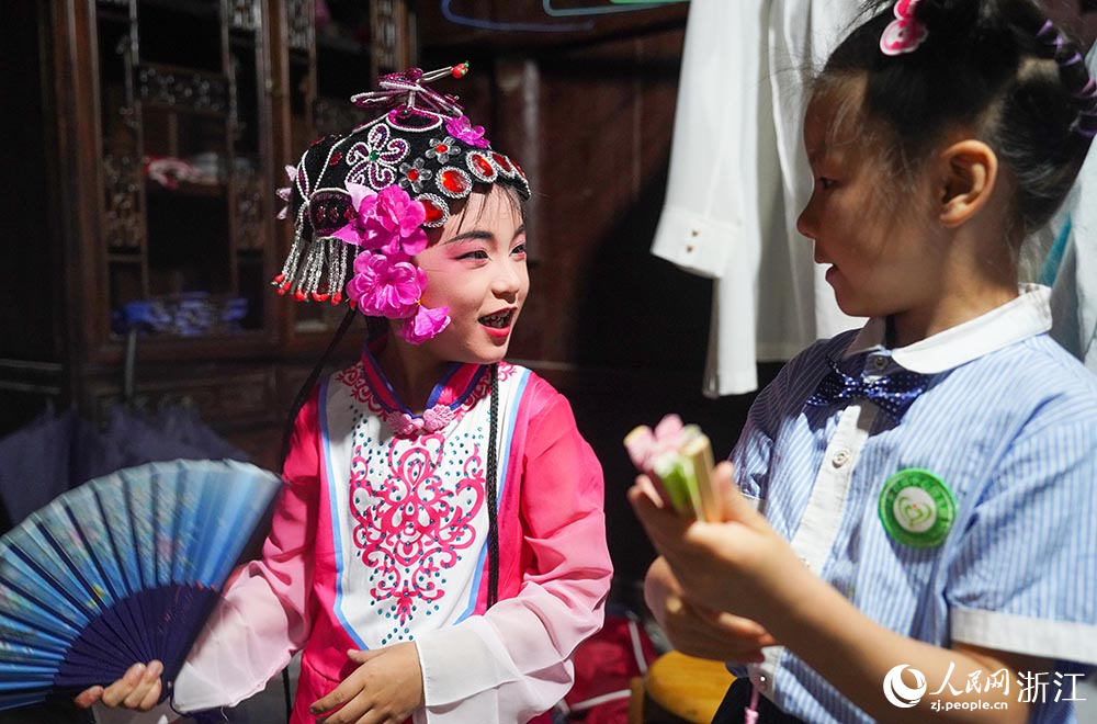 戲曲小演員童家琳（左）和同學一起練習。人民網 章勇濤攝