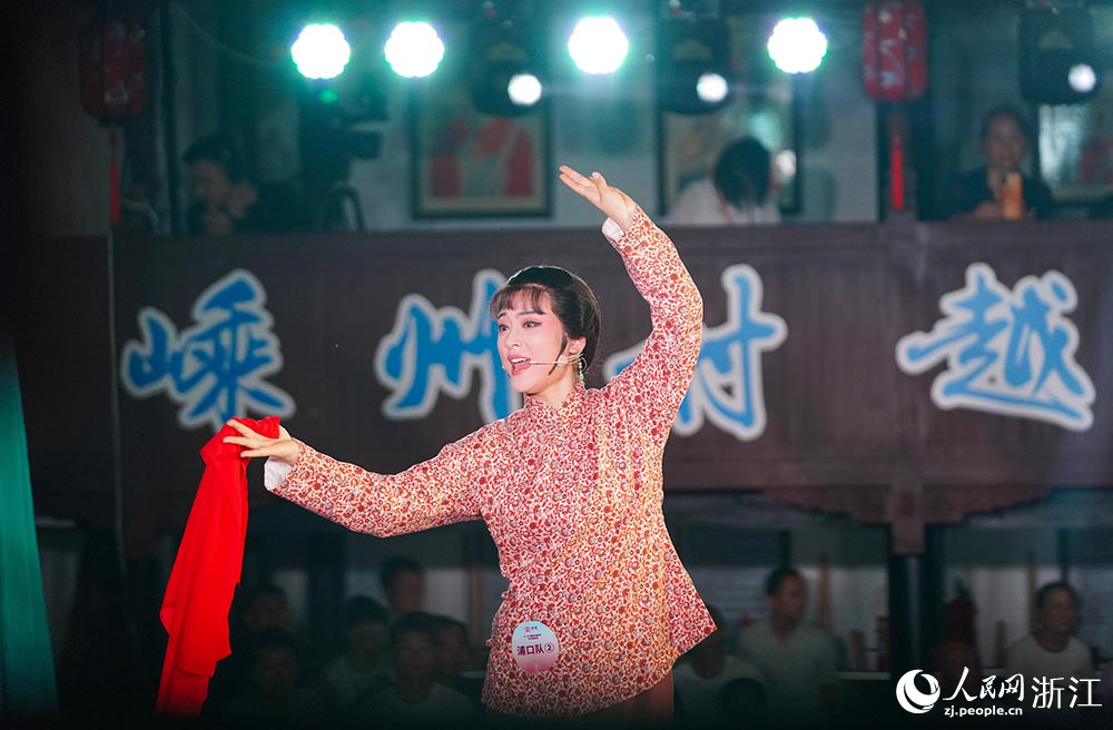 參賽隊員在舞臺上演出。人民網 章勇濤攝