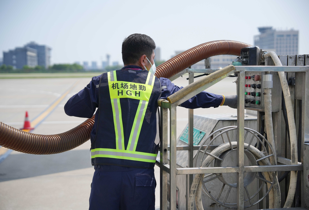 飛機排污員正在使用排污操作控制面板。吳承予攝