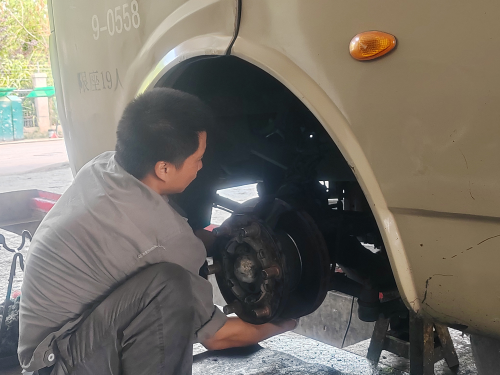 公交車維修工正在更換剎車裝置零件。胡靜攝