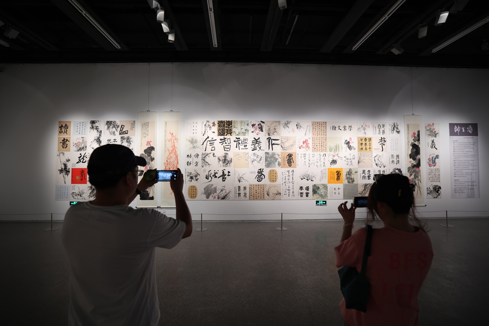“缶脈薪續——董芷林師生書畫作品聯展”在寧波美術館開幕。唐嚴攝