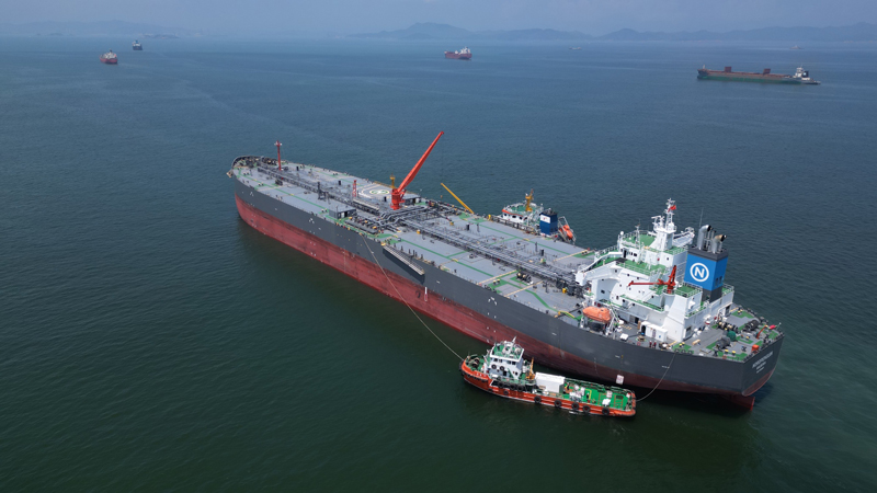 海事服務供應船提供物資補給等服務。舟山市港航和口岸管理局