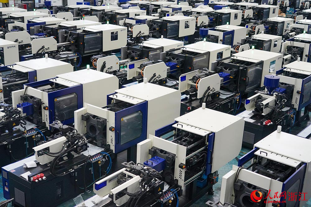 在寧波市北侖區一家單項冠軍企業的生產車間里，設備整裝待發。人民網 章勇濤攝