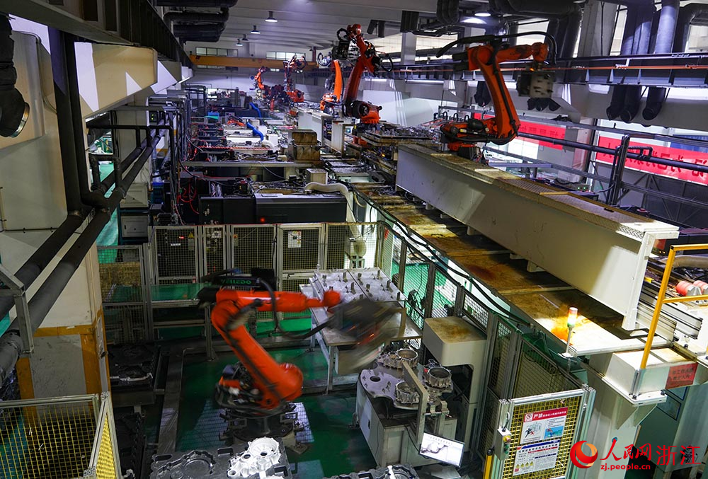 在寧波市北侖區一家單項冠軍企業的生產車間里，智能化設備正在作業。人民網 章勇濤攝