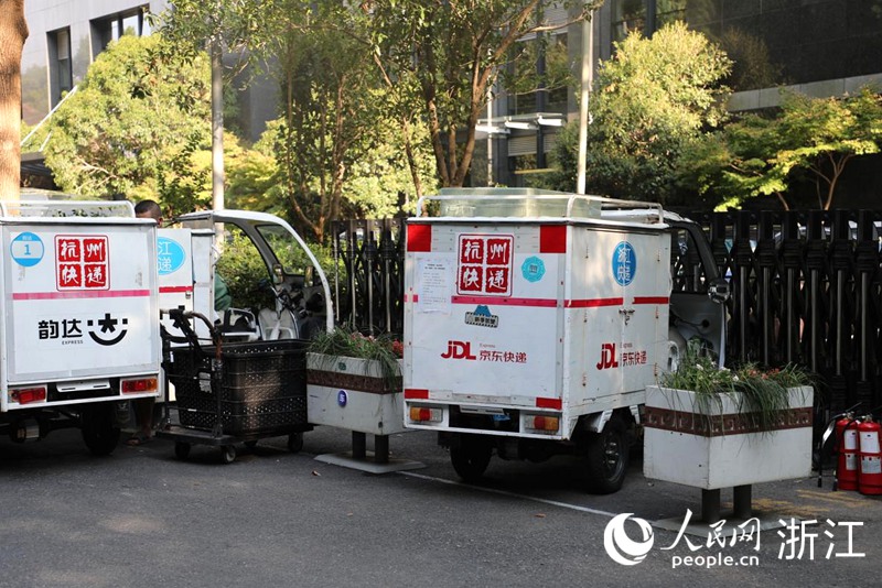 小區內的快遞車泊位。人民網 方彭依夢攝