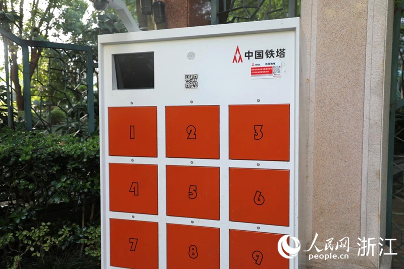 小區內的電瓶車換電柜。人民網 方彭依夢攝