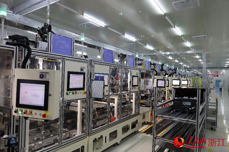 生產車間里的智能化設備正在作業，加大馬力搶進度、趕訂單。人民網 程欣攝