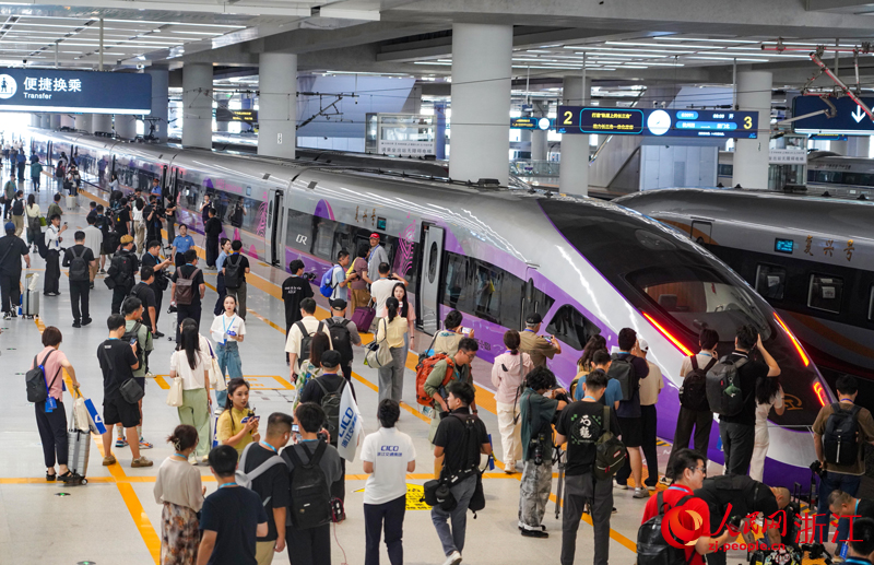 9月6日上午9時許，杭溫高鐵正式開通運營。人民網 章勇濤攝
