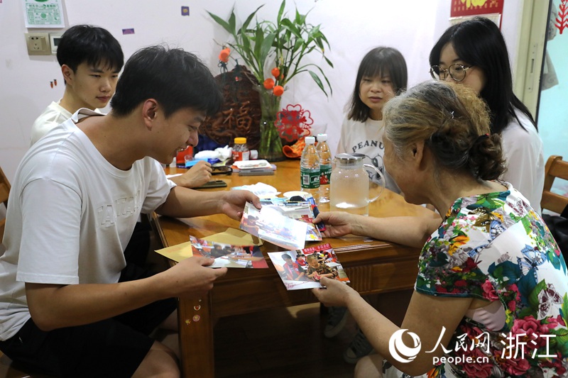 在社區工作人員的帶領下，社區書記助理（左一、左二、右一）入戶走訪轄區老年居民。人民網 方彭依夢攝