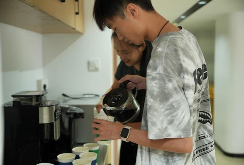 社區工作人員正在準備咖啡。吳承予攝