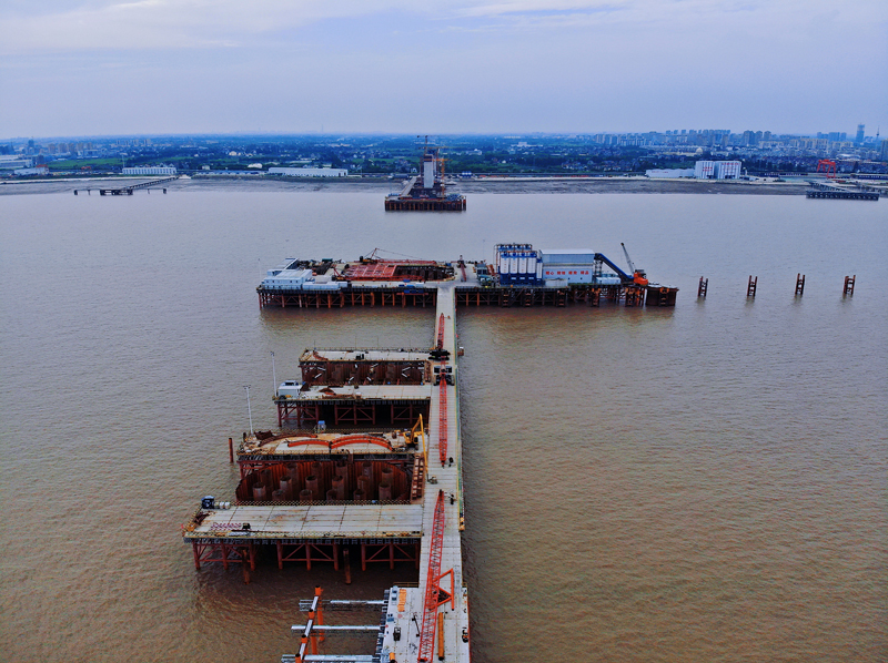 受臺風影響，通蘇嘉甬鐵路杭州灣跨海大橋停止施工。浙江海事局供圖