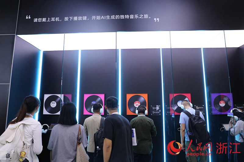 觀眾體驗AI譜曲。人民網 方彭依夢攝