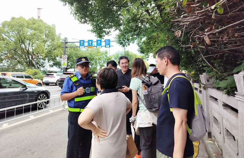 錢塘江大潮迎來八方游客。受訪者供圖