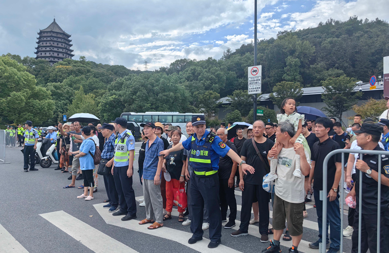 多部門聯合組成的觀潮保障隊伍。受訪者供圖