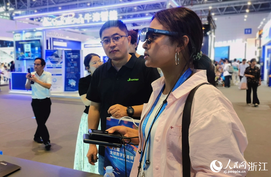 國外嘉賓試戴Wigain MR眼鏡。人民網記者 張麗瑋攝