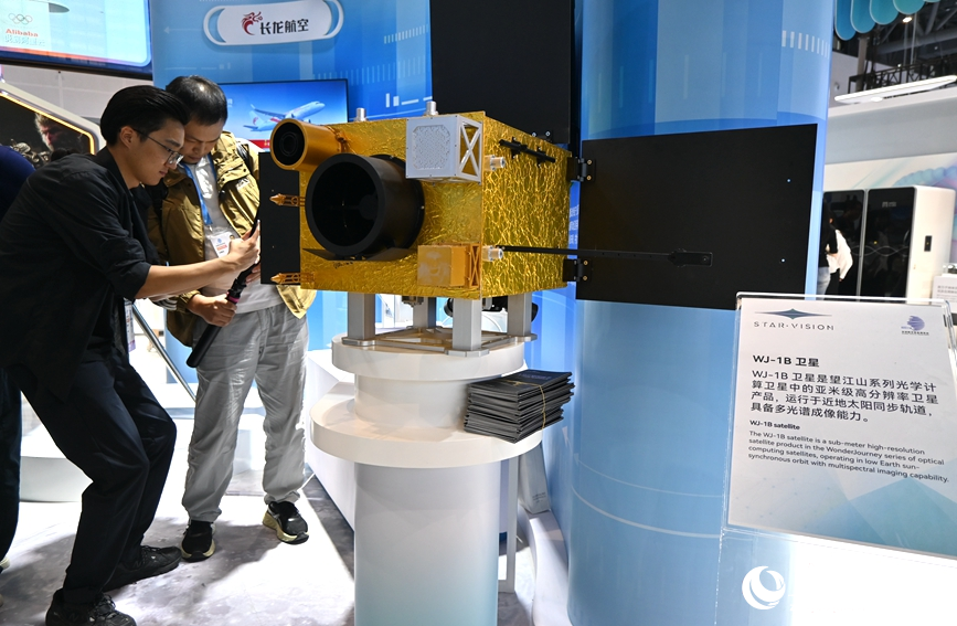 地衛二還帶來了AI智能衛星模型進行展示。人民網記者 張麗瑋攝