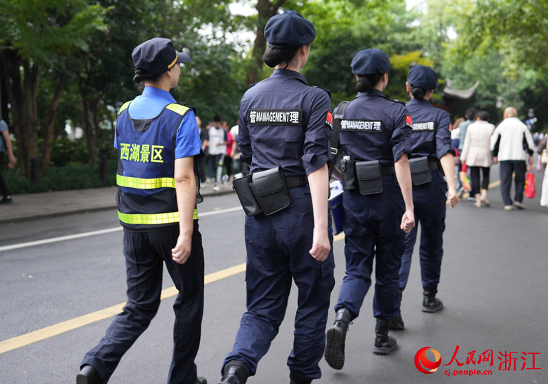 西湖女子巡邏隊正在景區進行巡邏。人民網 程欣攝