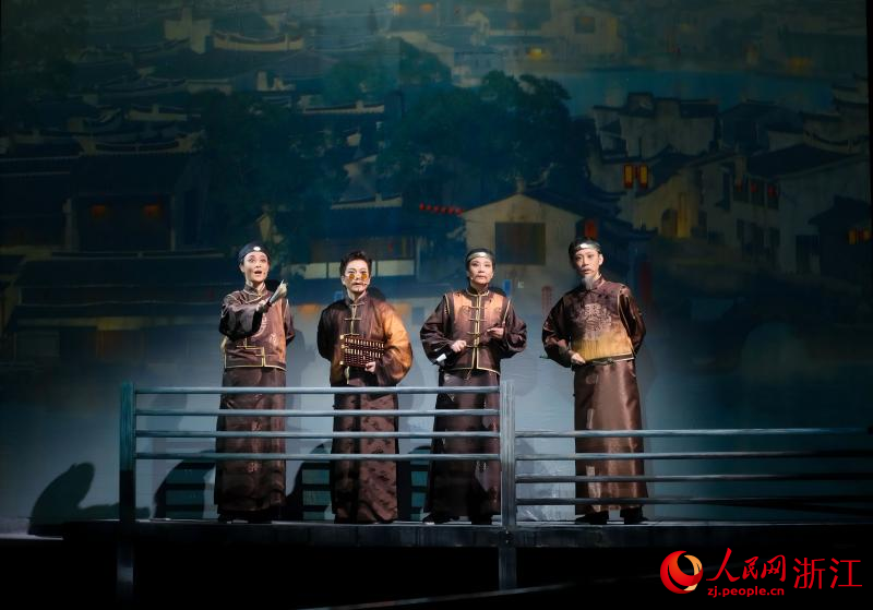 《膽劍千秋》演出舞臺照。人民網 程欣攝