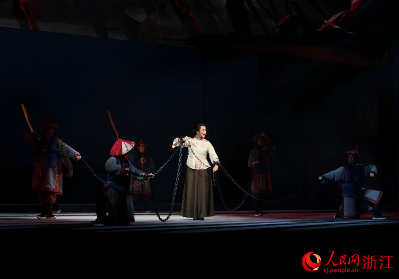 《膽劍千秋》演出舞臺照。人民網 程欣攝
