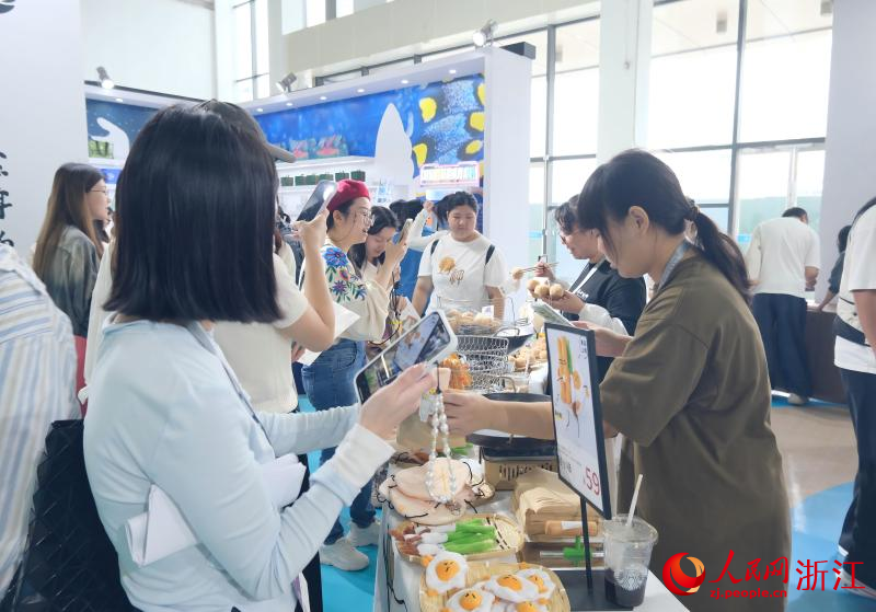 “情緒價值”拉滿的蔥包檜文創產品吸引游客駐足。人民網 程欣攝