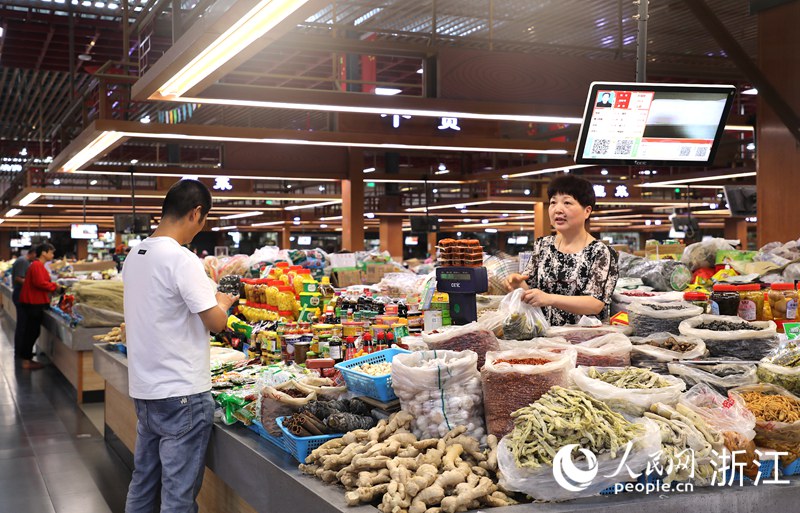 新塍菜場煙火氣十足。人民網 方彭依夢攝