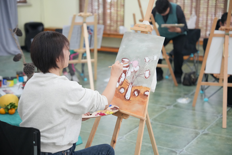 學員正在認真作畫。寧波前灣新區供圖