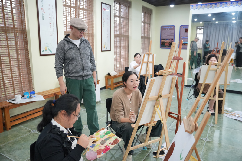 導師指導學員作畫。寧波前灣新區供圖