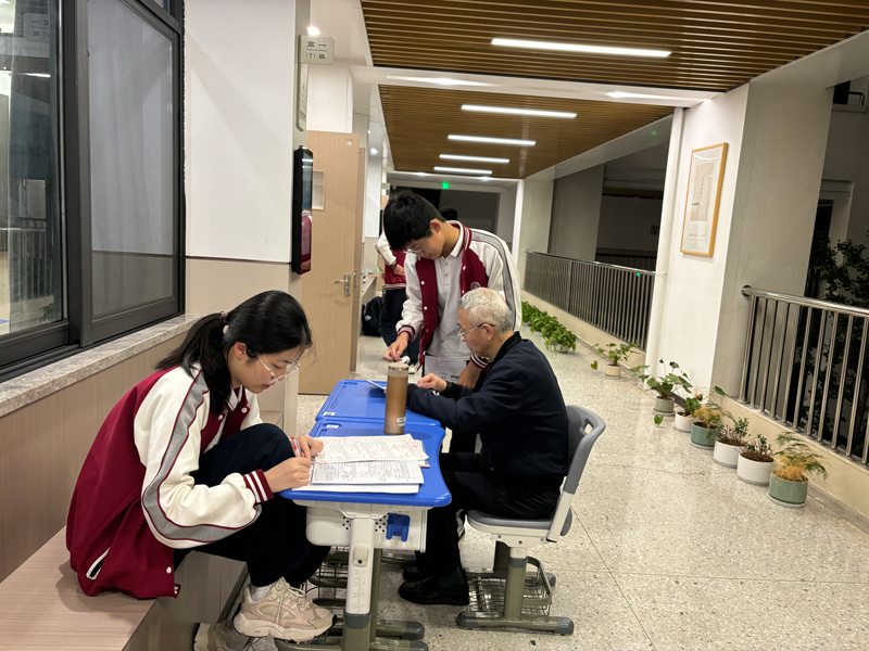 杭二中名師為“杭二創新班”學生答疑。杭州第二中學余杭學校供圖