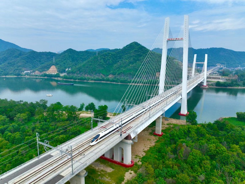 一列動車組列車駛過富春江特大橋。羅春曉攝