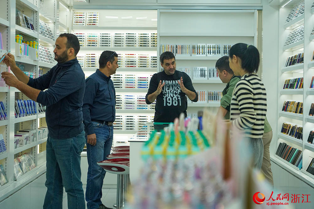 在浙江義烏國際商貿城，客商正在洽談采購。人民網 章勇濤攝