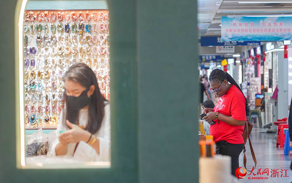 在浙江義烏國際商貿城，客商正在采購商品。人民網 章勇濤攝
