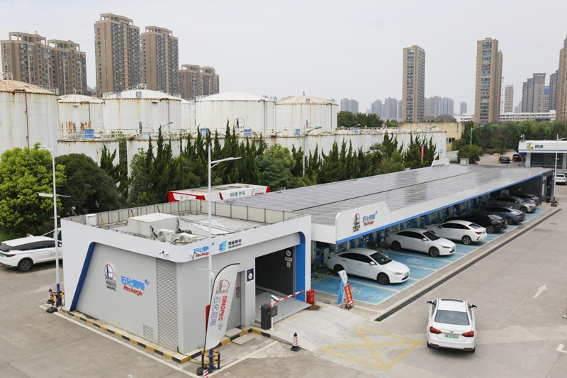 浙江首座綜合能源服務，集充換電和汽服業務為一體的綜合服務驛站——杭州分公司蕭山東岳廟充電站體。累計服務客戶超4萬車次，累計換電近6000車次。中國石化供圖