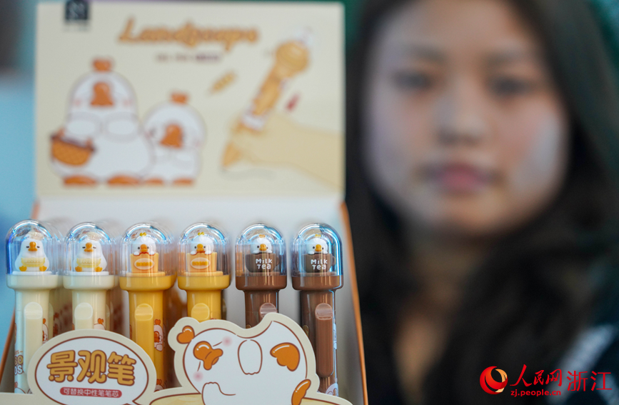 通過融合“波波鵝”這一IP形象，企業創新推出多種衍生品。人民網 章勇濤攝