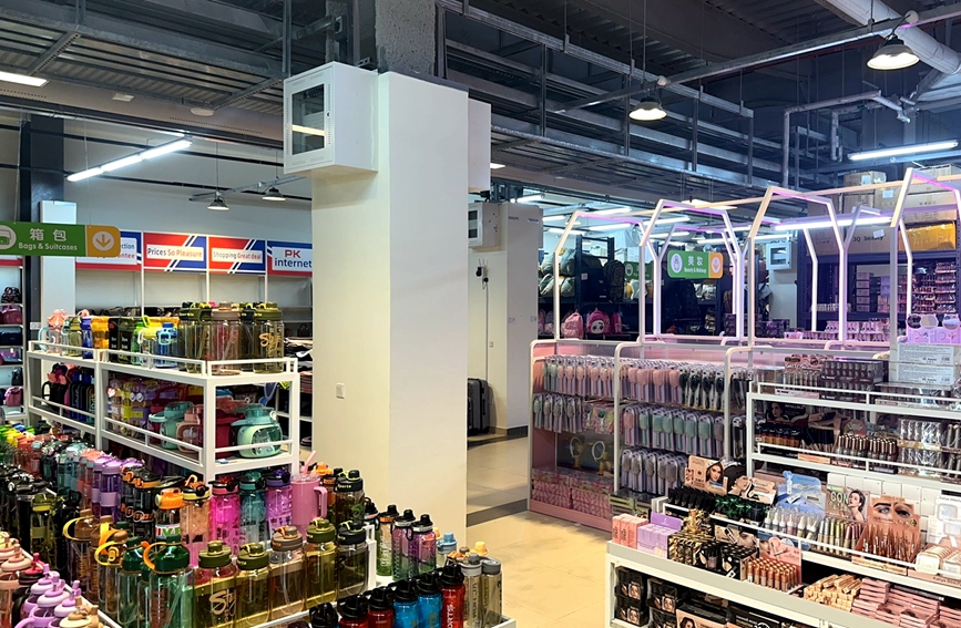 吳宇鑫店鋪中的商品均來自義烏。受訪者供圖