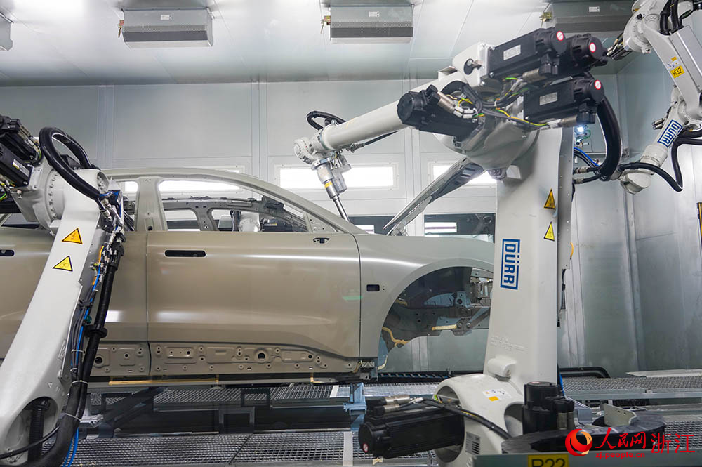 寧波前灣新區極氪汽車智慧工廠新能源汽車生產線上一片忙碌。人民網 章勇濤攝