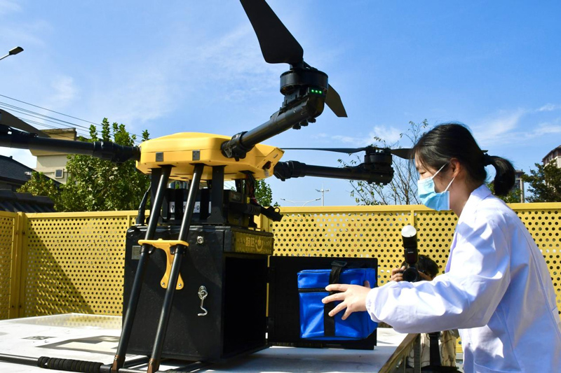 李護士正在將急需藥品裝入無人機貨艙。徐奕唯攝