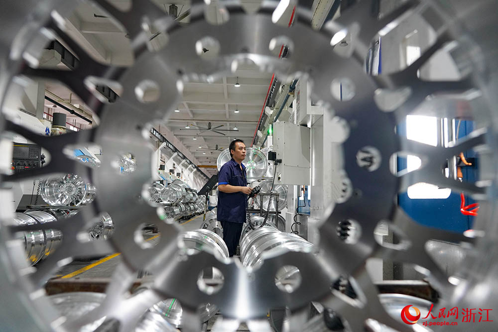 工人對汽車輪轂進行加工。人民網 章勇濤攝