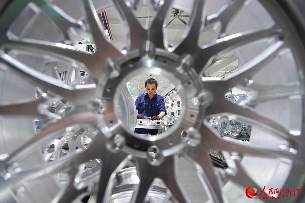 工人對汽車輪轂進行加工。人民網 章勇濤攝