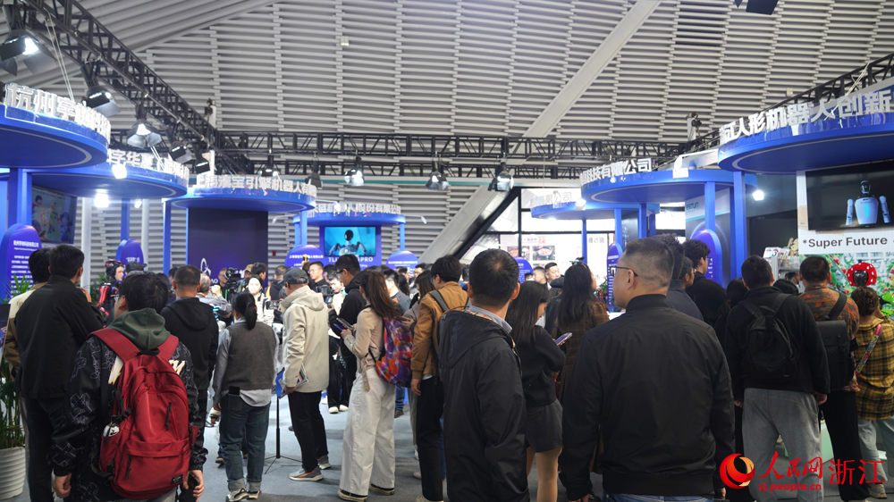 本次博覽會的人形機器人專區吸引眾多觀眾體驗互動。人民網 方彭依夢攝