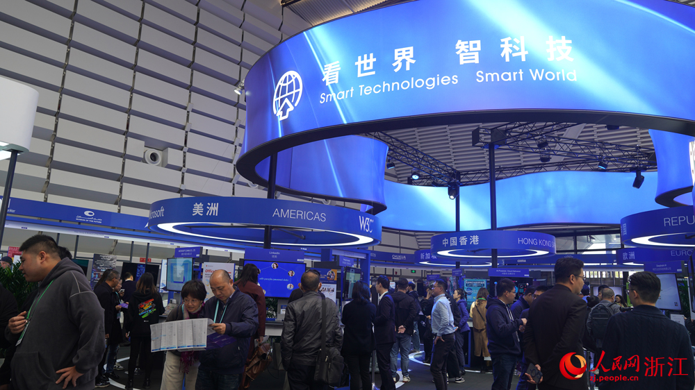 俄羅斯、法國、德國、英國、新加坡等國家和地區的46家境外企業和機構，將在“看世界 智科技”國際企業展區亮相。人民網 方彭依夢攝